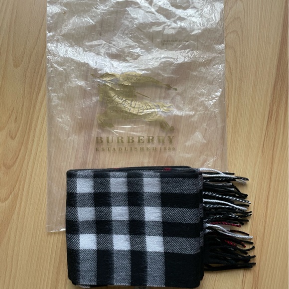 Brand New, Never Worn Men’s Burberry Check Cashmere Scarf - Picture 3 of 3